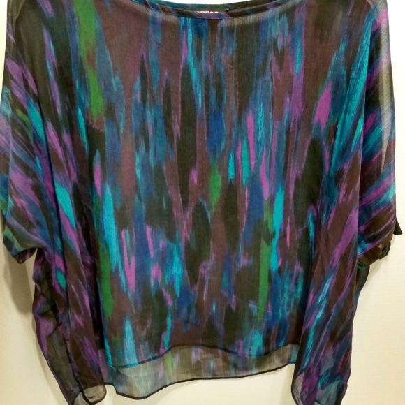 Vibrant Top!!! - Picture 1 of 5